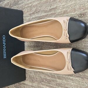 Bernardo Women's Black and Tan Ballet Flats